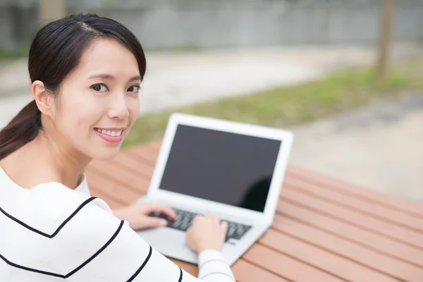 Mulher bonita usando laptop — Fotografia de Stock