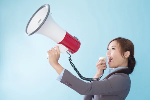 Empresária feliz com um megafone — Fotografia de Stock