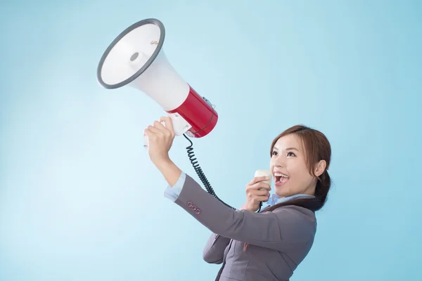 Empresária feliz com um megafone — Fotografia de Stock