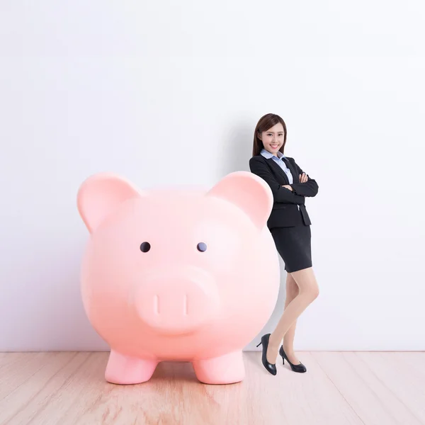 貯金箱を持つ女性実業家 — ストック写真