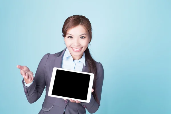 Mulher de negócios mostrar tablet pc — Fotografia de Stock