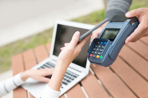 Pago del cliente por teléfono inteligente — Foto de Stock