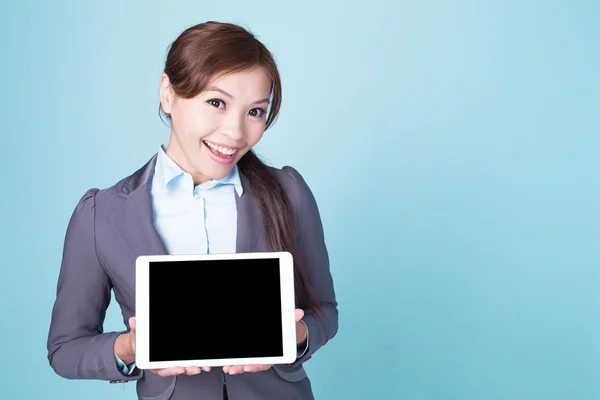 Podnikání žena Ukázat počítače tablet pc — Stock fotografie