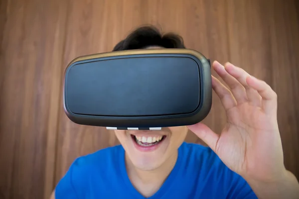 Людина використовує окуляри для гарнітури VR — стокове фото