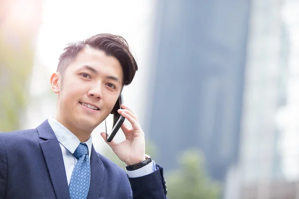 Akıllı telefonda konuşurken işadamı — Stok fotoğraf