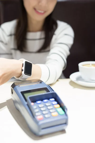 Vrouw betalen met de slimme horloge — Stockfoto