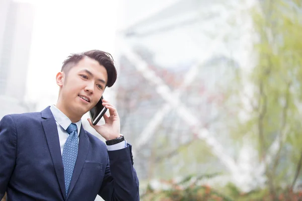 Forretningsmann snakker i smarttelefon – stockfoto