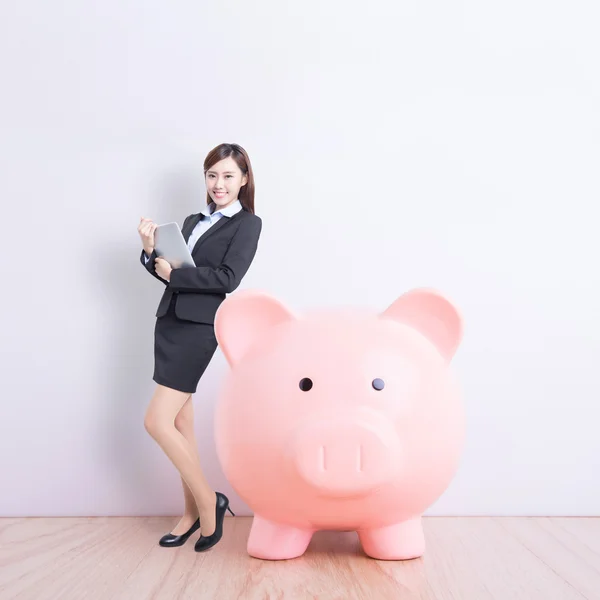 Zakenvrouw met piggy bank — Stockfoto