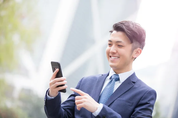 Zakenman gebruikt smartphone — Stockfoto