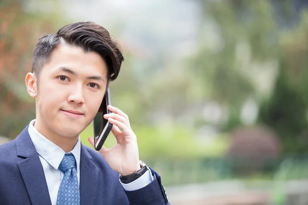Businessman talking on smart phone — Stock Photo, Image
