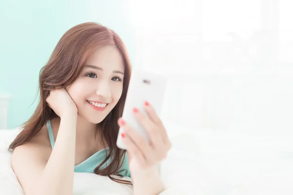 Sonrisa mujer tomar un selfie — Foto de Stock