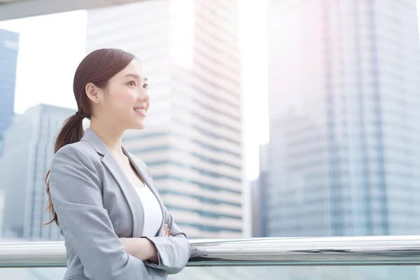 Mujer de negocios sonrisa y mirar —  Fotos de Stock