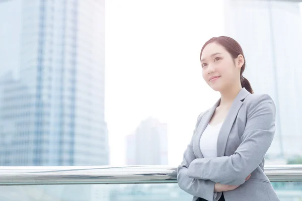 Geschäftsfrau lächelt und schaut — Stockfoto