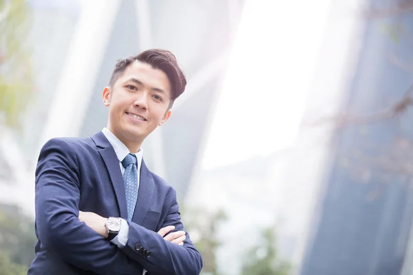 Hombre de negocios sonrisa para usted — Foto de Stock