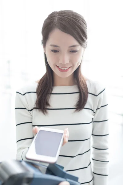 Mujer pagar por teléfono inteligente —  Fotos de Stock