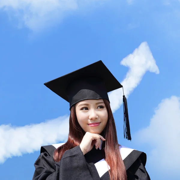 Estudante de graduação olhando para cima — Fotografia de Stock