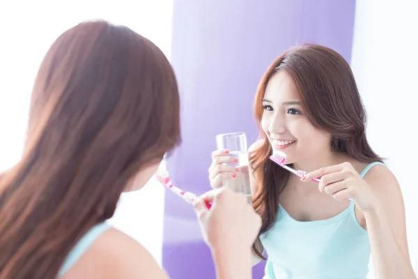 Sonríe mujer cepillar dientes — Foto de Stock