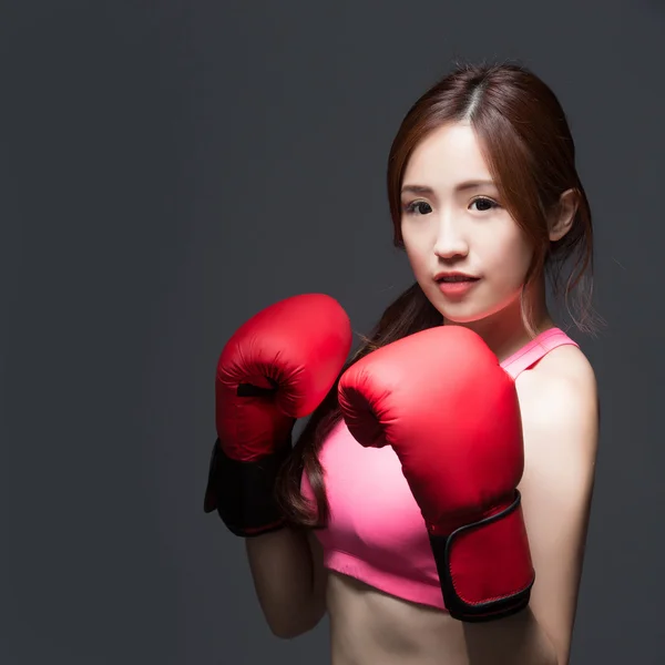 Sportieve vrouw is boksen — Stockfoto