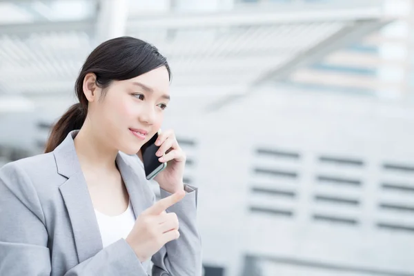 Mulher de negócios usando telefone inteligente — Fotografia de Stock