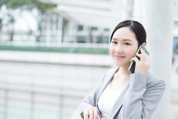 Mulher de negócios usando telefone inteligente — Fotografia de Stock