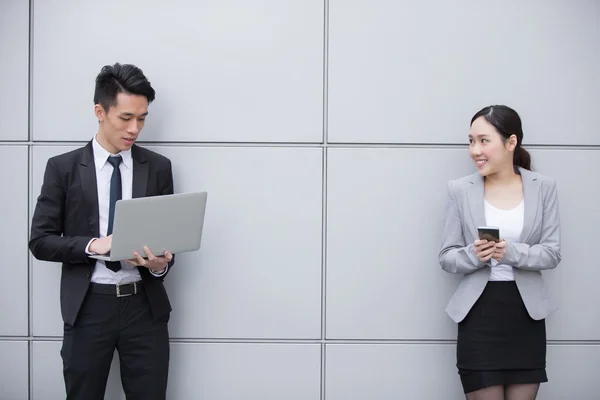 Tým pomocí inteligentního telefonu a počítače — Stock fotografie