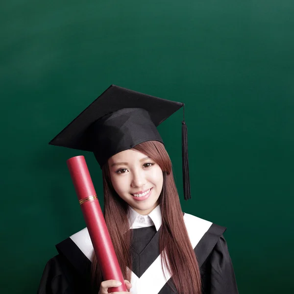 彼女の卒業証書を持って笑顔の学生 — ストック写真