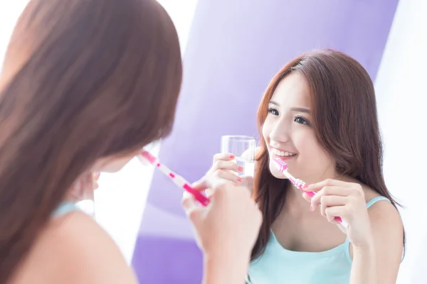 Mujer cepillarse los dientes — Foto de Stock