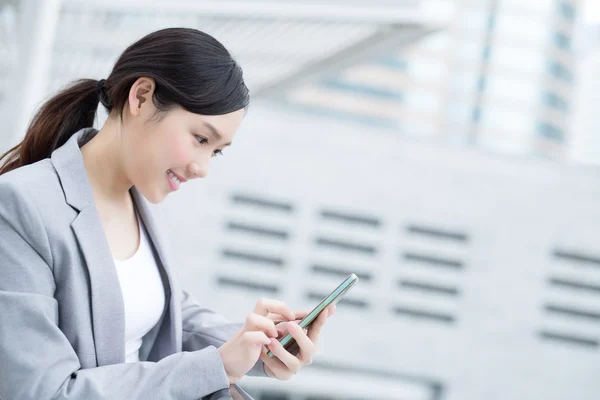 Woman  using  smart phone — Stock Photo, Image