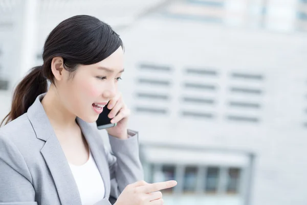 Zakenvrouw met behulp van slimme telefoon — Stockfoto