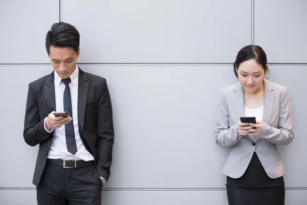 Pessoas de negócios usando telefones inteligentes — Fotografia de Stock