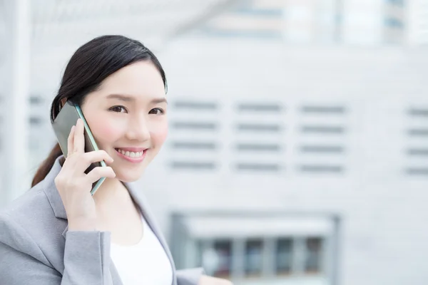 Mulher de negócios usando telefone inteligente — Fotografia de Stock