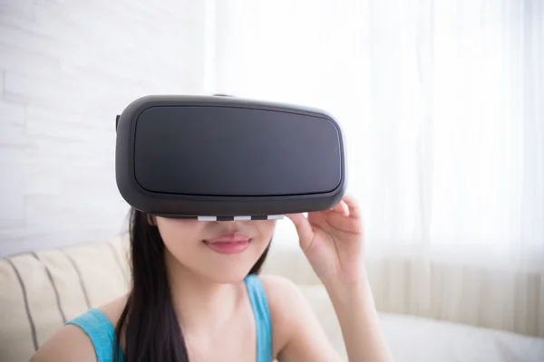 Mulher usando óculos VR headset — Fotografia de Stock