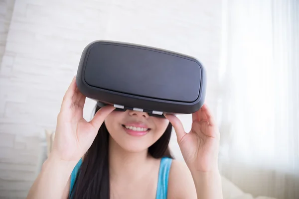 Mulher usando óculos VR headset — Fotografia de Stock