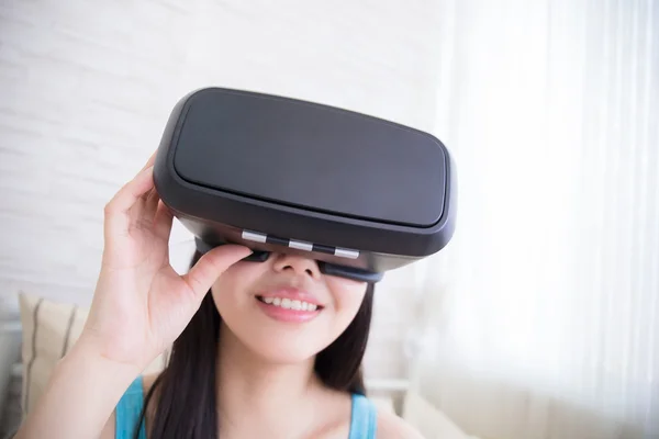 Žena pomocí virtuální sluchátka brýle — Stock fotografie