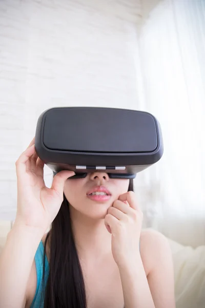 Žena sleduje virtuální realita sluchátka — Stock fotografie