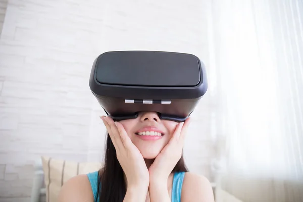 Žena pomocí virtuální sluchátka brýle — Stock fotografie