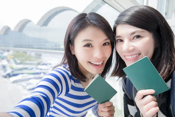 Donne titolari di passaporti — Foto Stock