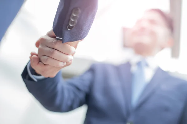 Zakelijke mensen schudden handen — Stockfoto