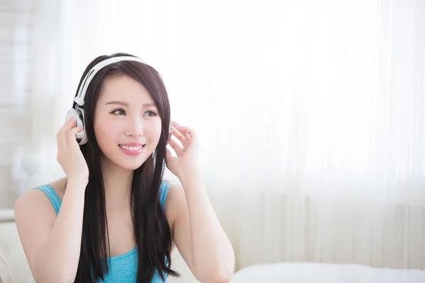 Jonge vrouw genieten van de muziek — Stockfoto