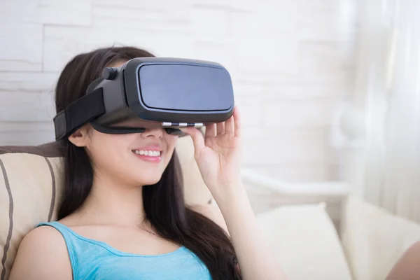 Mulher usando óculos VR headset — Fotografia de Stock