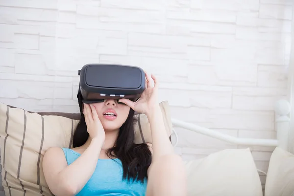 Mulher assistindo fone de ouvido realidade virtual — Fotografia de Stock