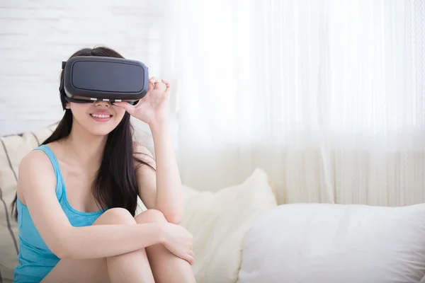 VR kulaklık gözlük kullanan kadın — Stok fotoğraf
