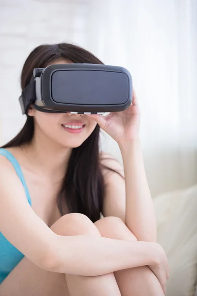 Mulher usando óculos VR headset — Fotografia de Stock