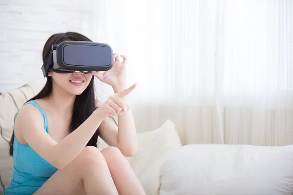 Mulher usando o fone de ouvido de realidade virtual — Fotografia de Stock