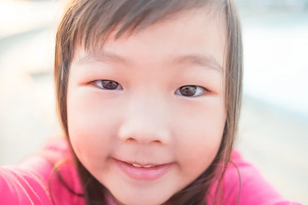 Азиатский ребенок улыбается — стоковое фото