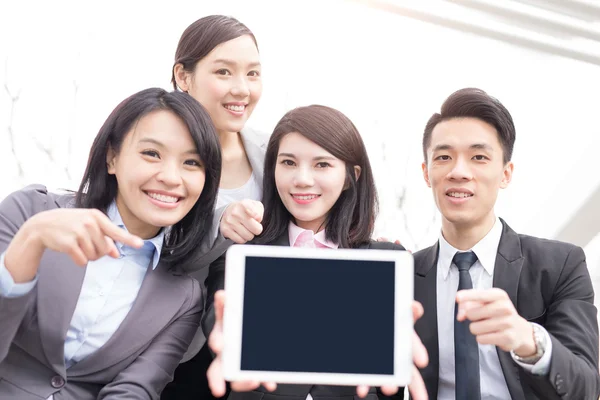 Business team showing screen — Stock Photo, Image