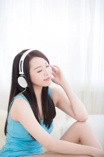 Woman enjoying the music — Stock Photo, Image