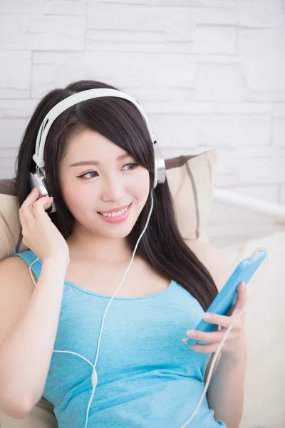 Mujer disfrutando de la música — Foto de Stock