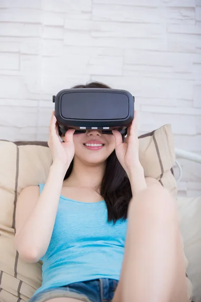 Mulher usando óculos VR headset — Fotografia de Stock