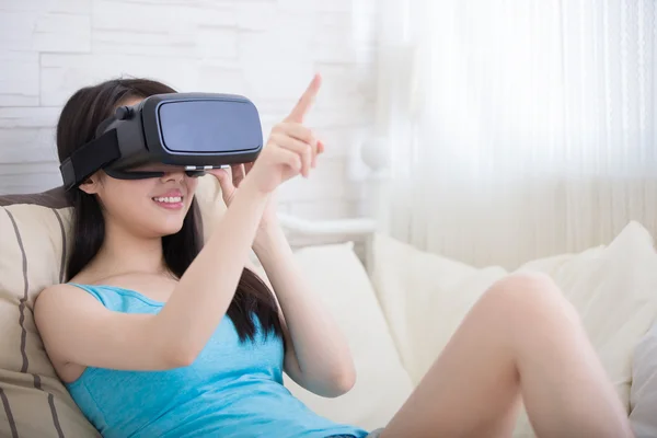 Woman watching virtual reality — Stock Photo, Image